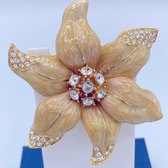 Vintage Nolan Miller Gold Tone Creamy Enamel And Clear Rhinestones Floral Brooch - Picture 9 of 9